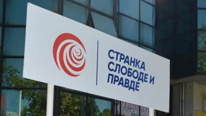 Macut glumi premijera